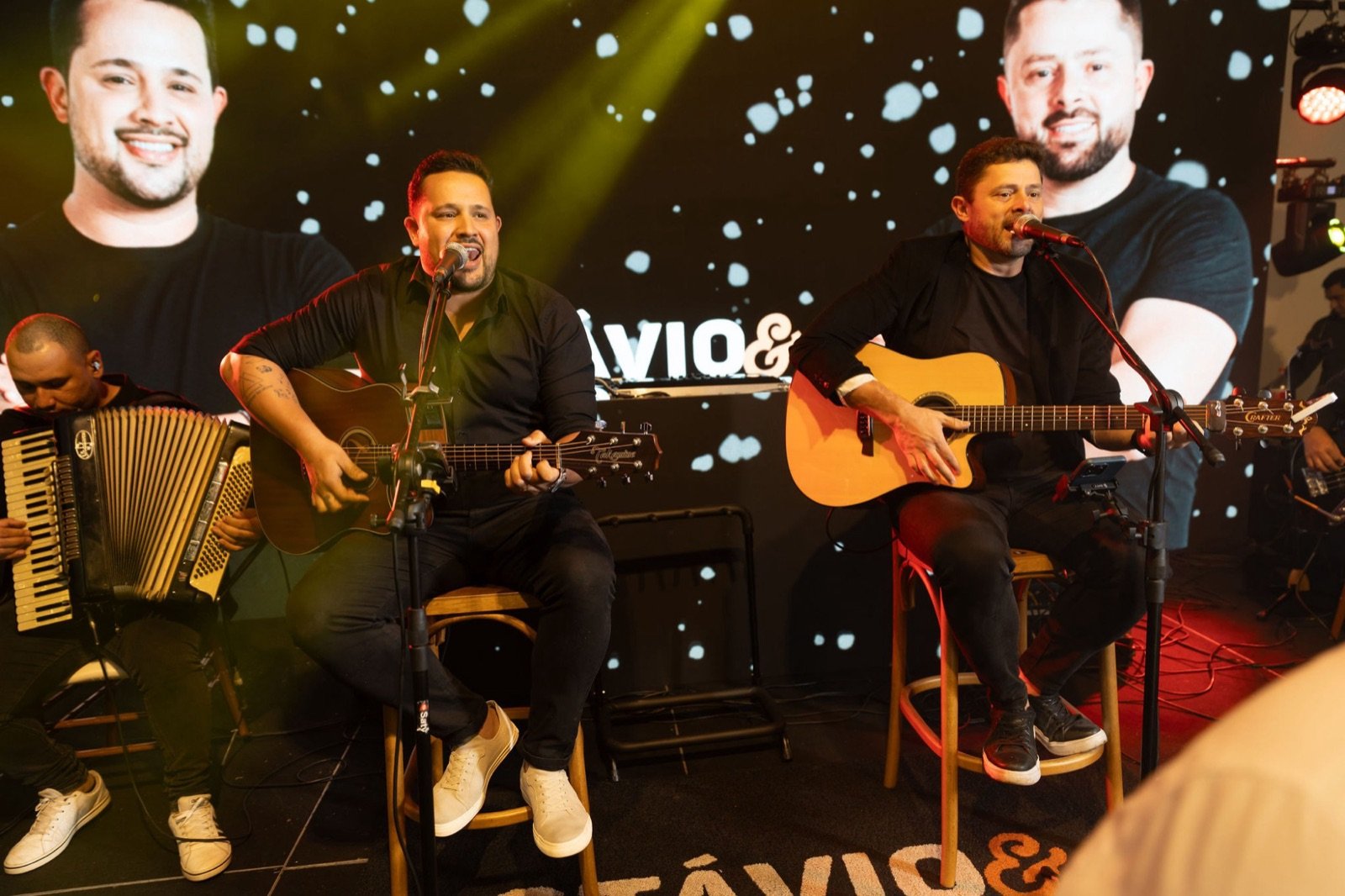 Otávio e Raphael com sanfoneiro no Sessions