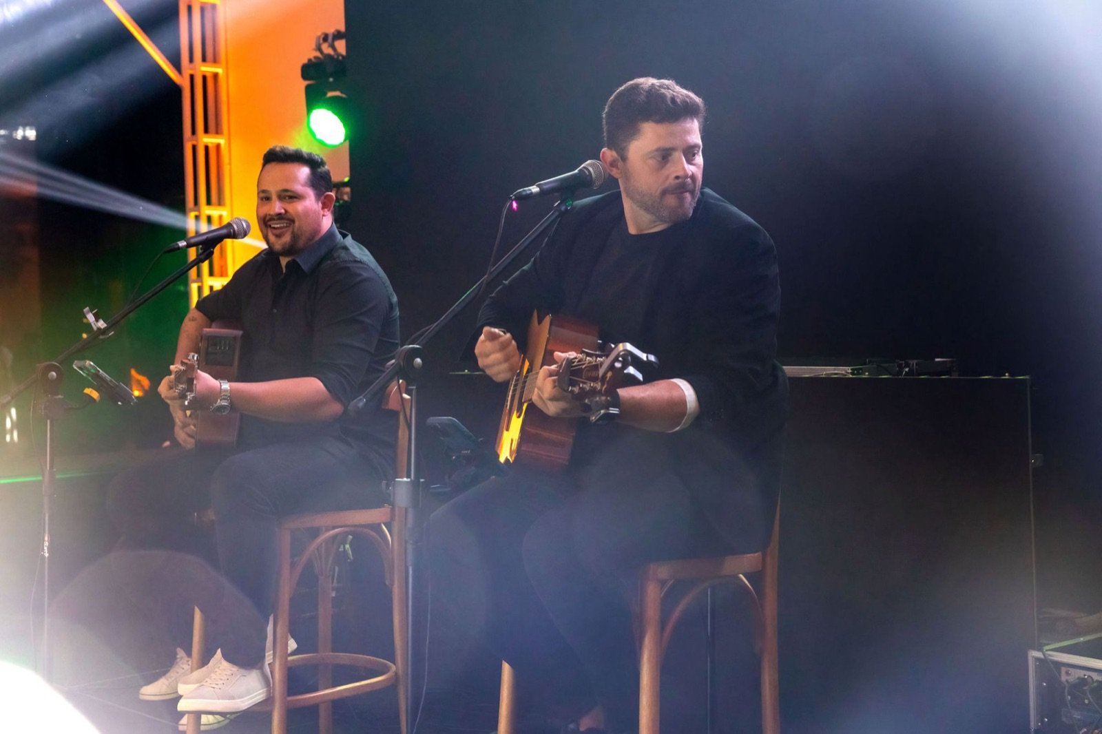 Otávio e Raphael tocando violão no Sessions